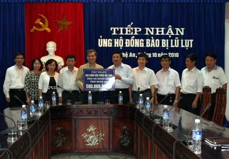 Ngày 20/10, thay mặt VNPT, Tổng Giám đốc Vũ Tuấn Hùng đã trao số tiền ủng hộ 500 triệu 
đồng cho Lãnh đạo tỉnh Nghệ An để hỗ trợ  người m88 trang cá cược the thao Nghệ An khắc phục khó khăn sau lũ lụt.
